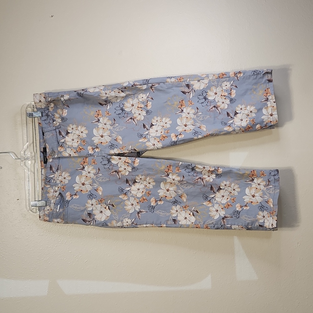 🌌SALE‼️🌌✨Like New✨NINE WEST Size 14 Chrystie Capri Floral Design